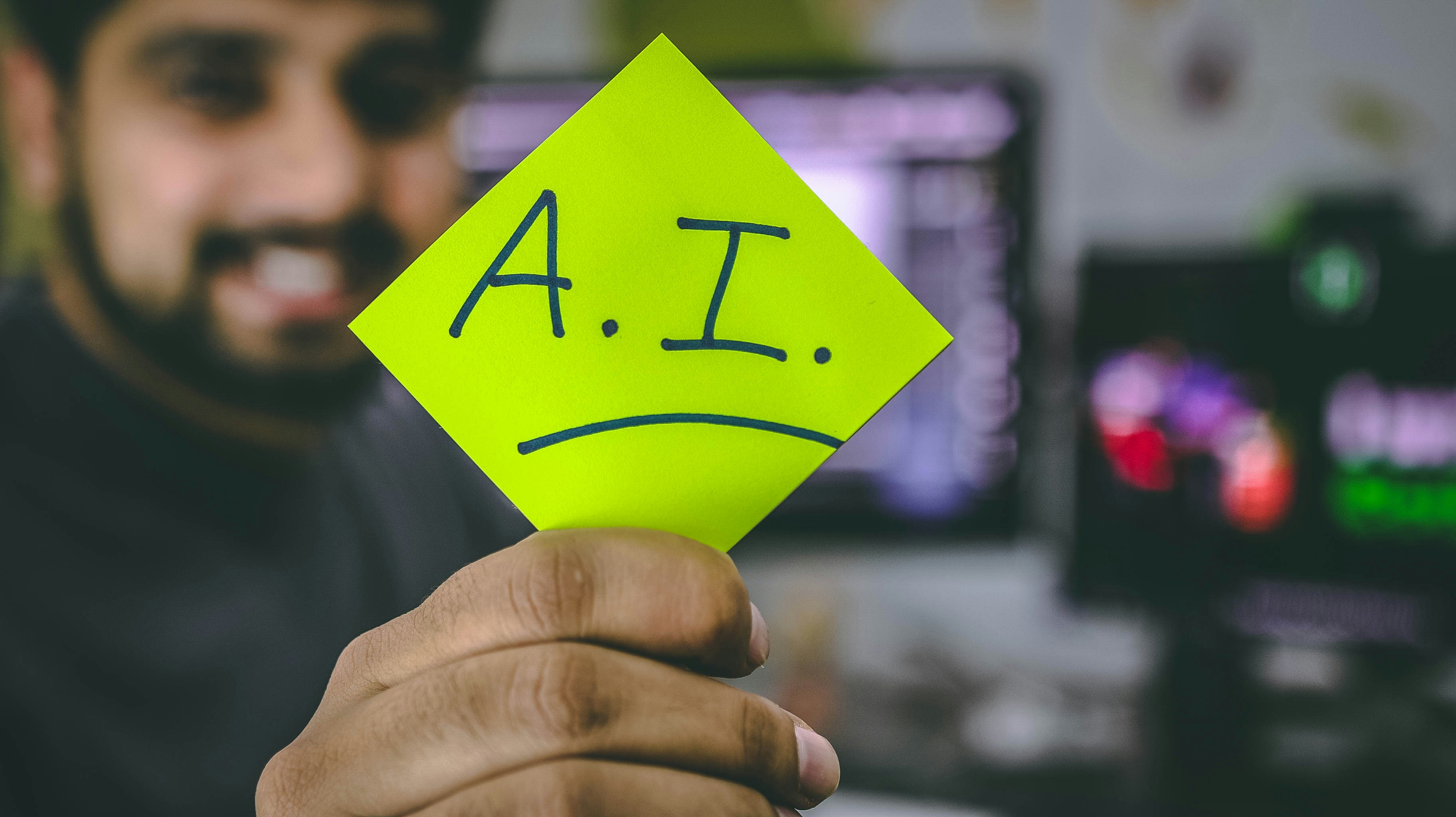 Spațiu de lucru cu laptop pentru comunicare prin email