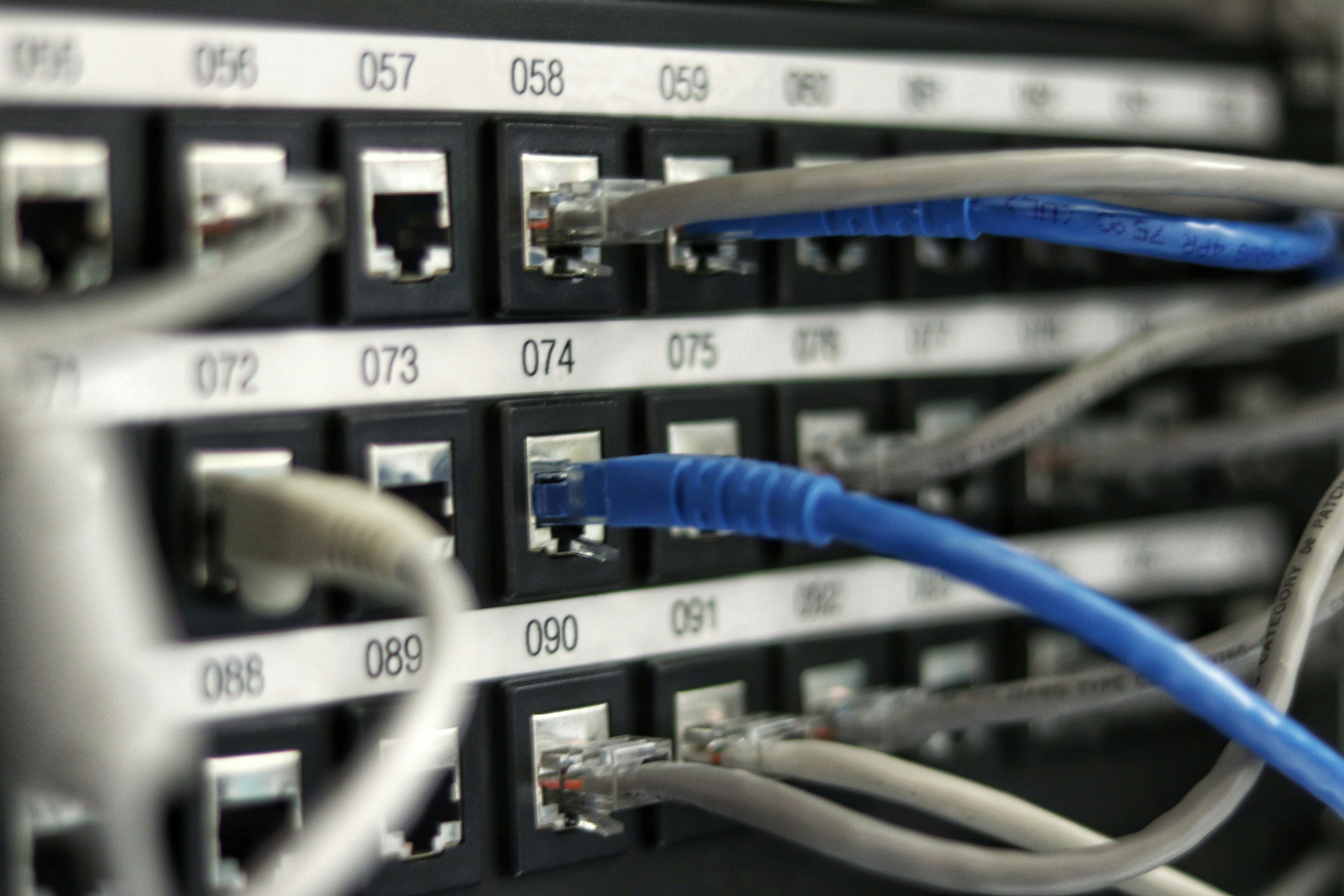 Rack-uri de servere într-un centru de date modern